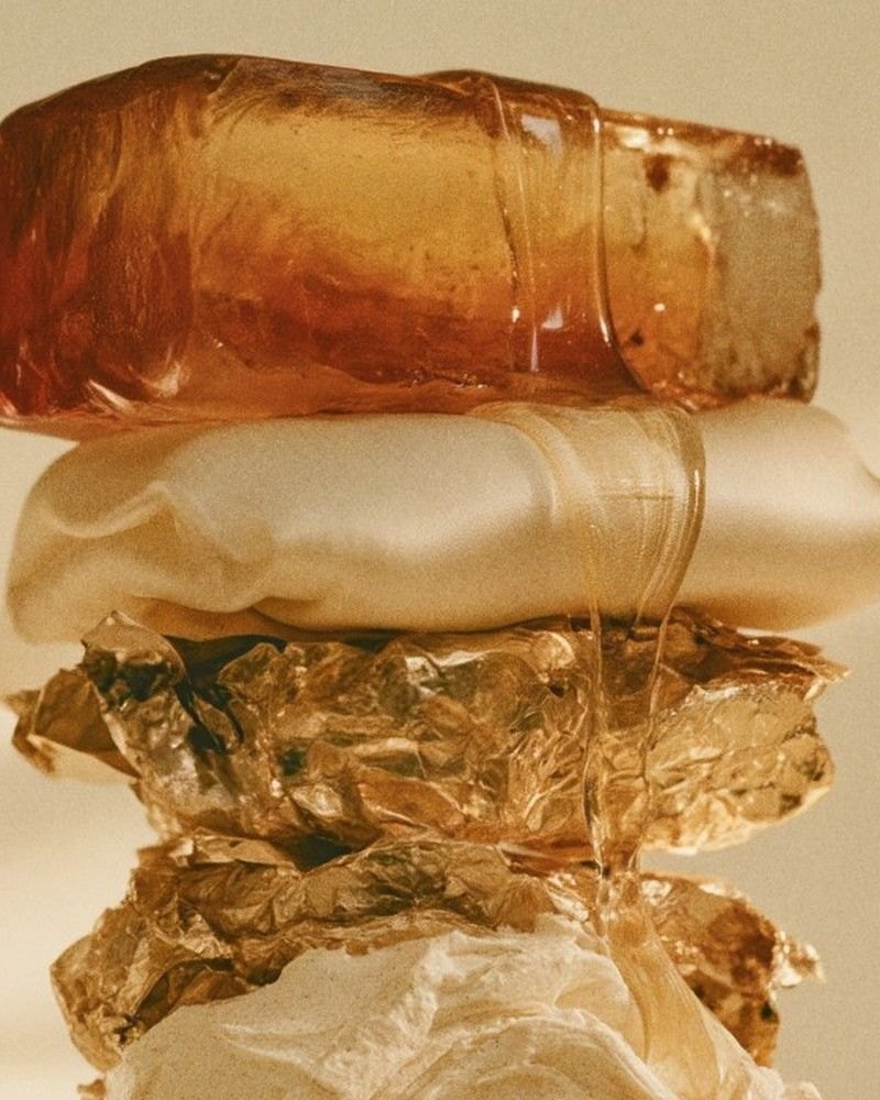 Camadas de resina dourada e folha de ouro